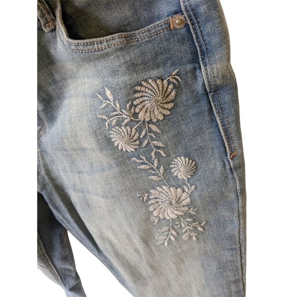 Womens Old Navy Rockstar Mid-Rise Distressed Embroidered Floral Capri Jeans Sz 6 - Picture 7 of 14